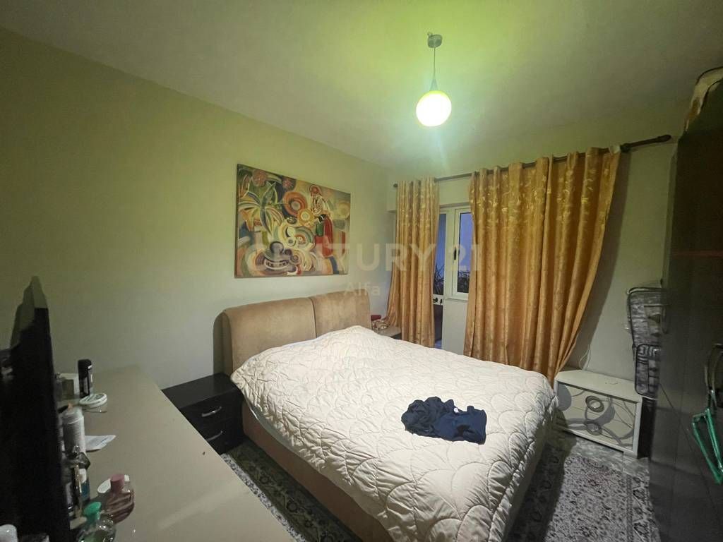 Appartamento 2+1 con Veranda in vendita a Komuna e Parisit
