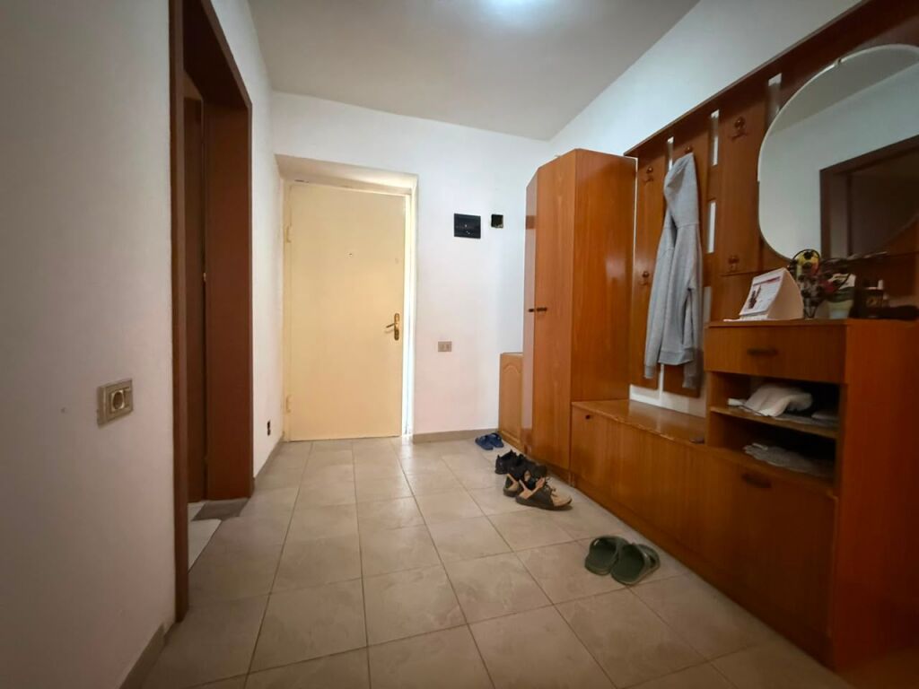 Vendiamo un appartamento 2+1 in via Ali Visha!