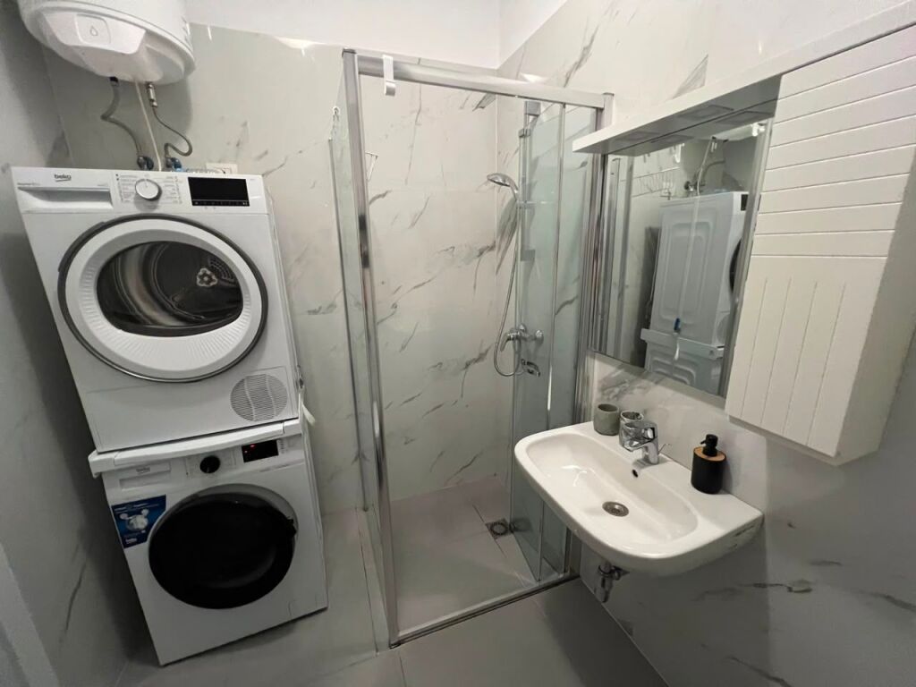 Apartament 2+1+ Parking per qira tek Rruga e Barrikadave.