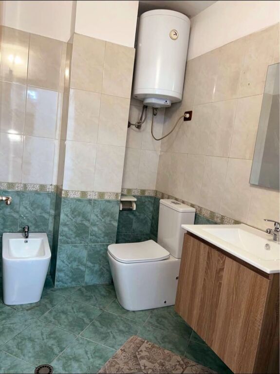 Appartamento 1+1 in affitto vicino a Kristal Center, Komuna e Parisit 600 mila leke