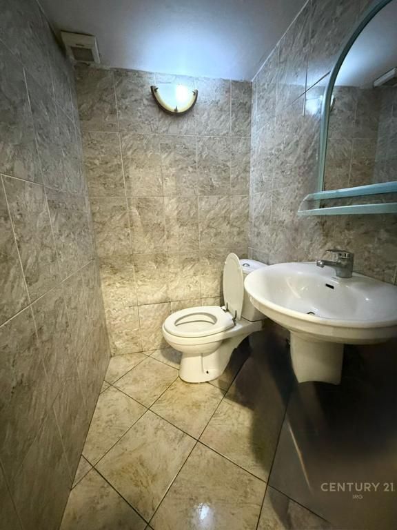 Locale in affitto in via Muhamet Gjollesha