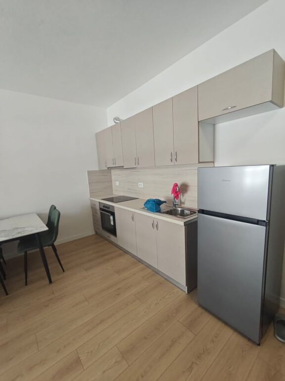 🏡 Appartamento 1+1 in affitto a 📍 Univers City💰 40.000 Lek/mese (senza posto auto) 🚗 45.000 Lek/mese (con posto auto)