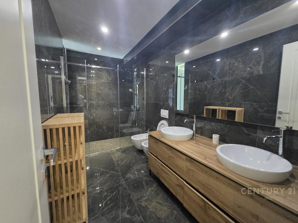 Villa con piscina in affitto a Kodra e Diellit 2.