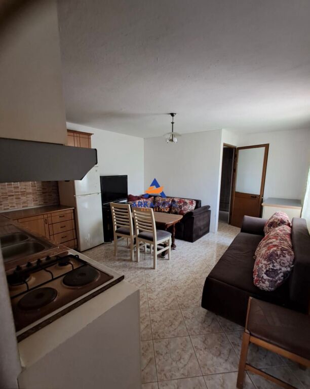 JEPET APARTAMENT ME QERA 2+1 "ISH UZINA E AUTOTRAKTORIT, SHKOZË" 30.000 LEKE