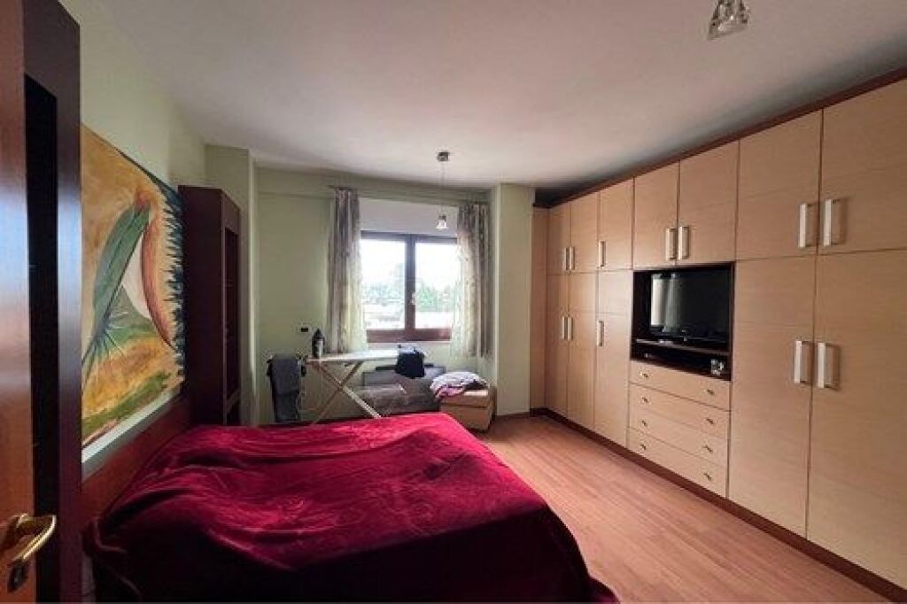 Apartment 2+1+2 for sale at Komuna se Parisit.