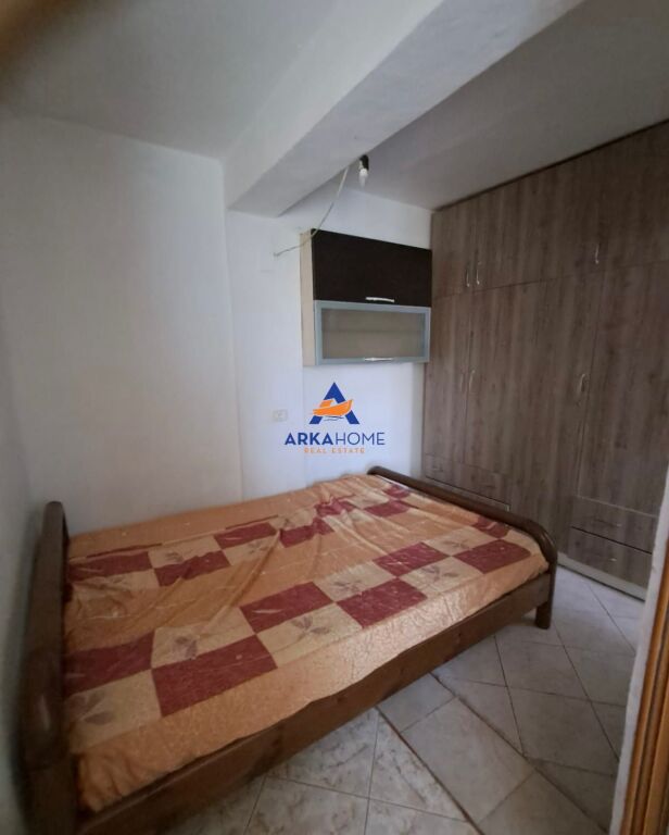 JEPET APARTAMENT ME QERA 2+1 "ISH UZINA E AUTOTRAKTORIT, SHKOZË" 30.000 LEKE