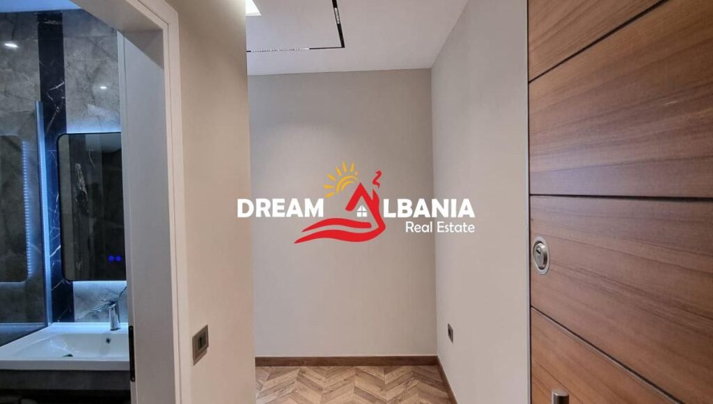 Spazio Commerciale/Clinica in Affitto nel Centro di Tirana, vicino a Kafe Flora (ID 42611091)