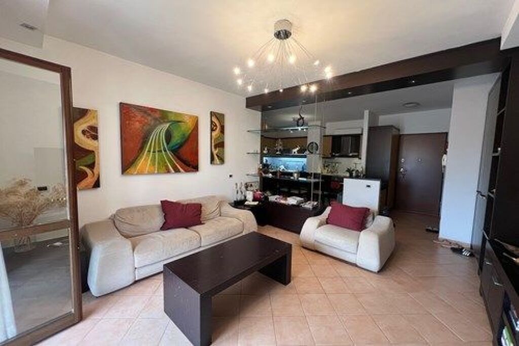 Apartment 2+1+2 for sale at Komuna se Parisit.