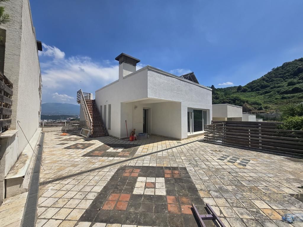 Villa con piscina in affitto a Kodra e Diellit 2.
