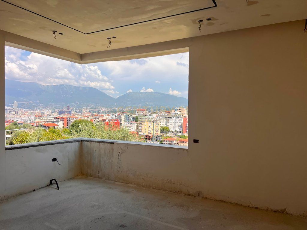VILLA SU DUE PIANI IN VENDITA NEL RESIDENCE ALEKSANDROS – CON VISTA PANORAMICA SU TIRANA