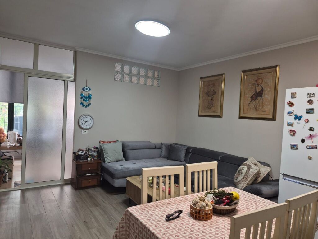 Apartament 1+1 per qira tek Pallatet Dilo ne Yzberisht.