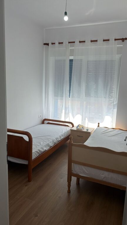 Nella zona di Ali Demi, Rezidenca Kadiu affitta un appartamento, 2+1+2, arredato 50.000 Leke