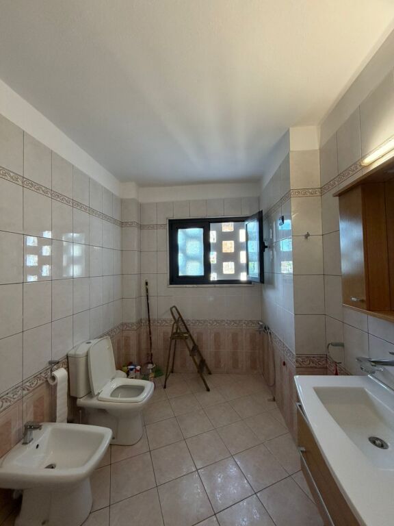 Jepet me Qira Apartament  3+1