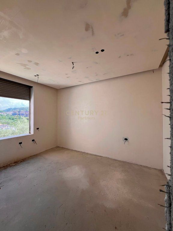 VILLA SU DUE PIANI IN VENDITA NEL RESIDENCE ALEKSANDROS – CON VISTA PANORAMICA SU TIRANA