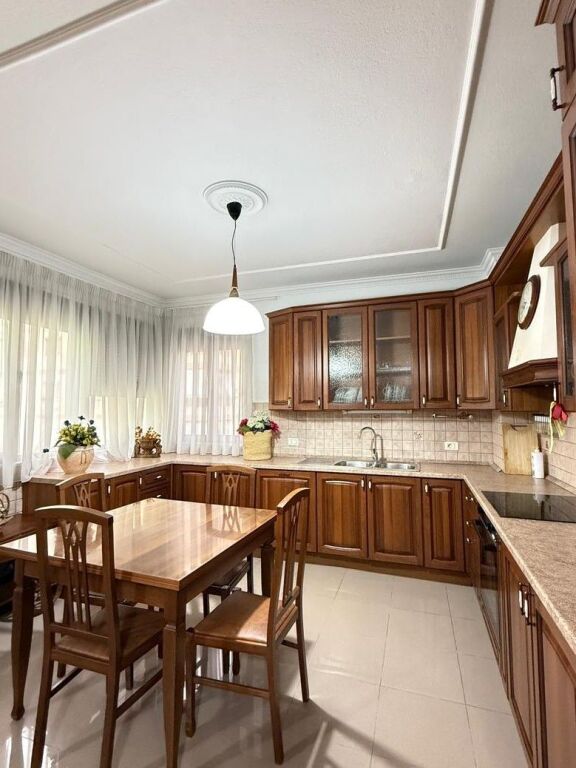 Appartamento 2+1+2 con balcone in affitto nella zona di Blloku. POSSIBILITÀ PER AIRBNB