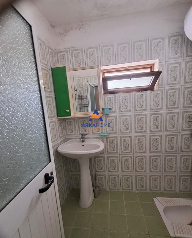 JEPET APARTAMENT ME QERA 2+1 "ISH UZINA E AUTOTRAKTORIT, SHKOZË" 30.000 LEKE