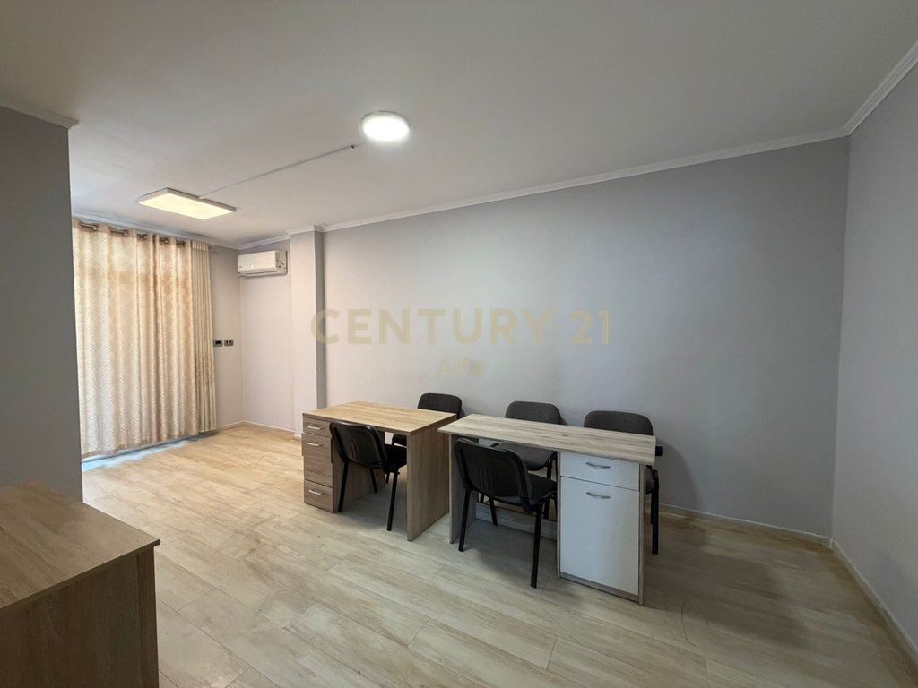 Ufficio Premium 210 m² con Veranda e Vista sul Lago Artificiale di Tirana – 5° Piano