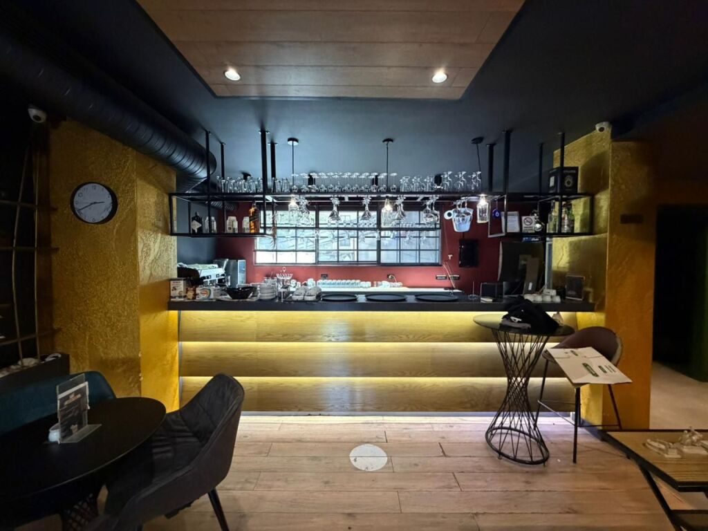 Bar Kafe per qira tek Pallati me Shigjeta.