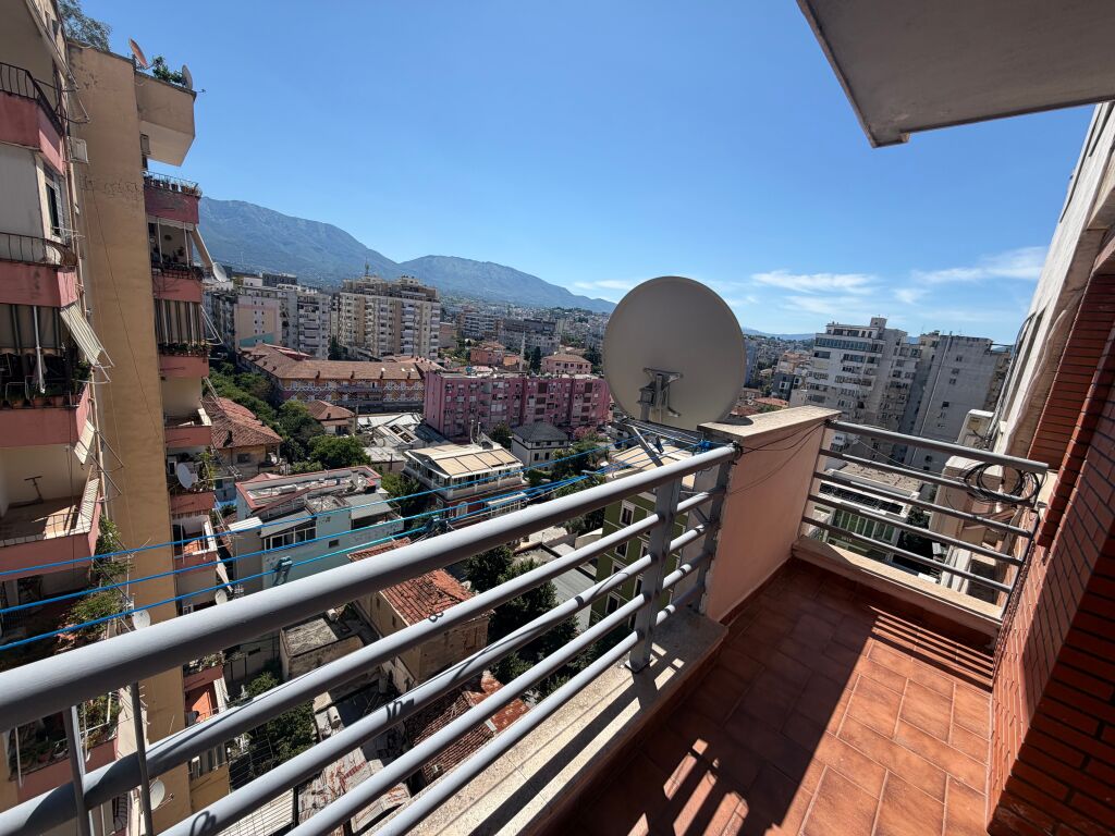 2+1,9 piani centro,1000 euro ,parcheggio 100 euro