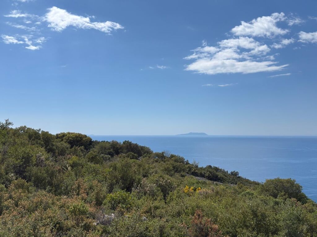 Shitet, Tokë me pamje nga deti "Gjipe" - Vlorë