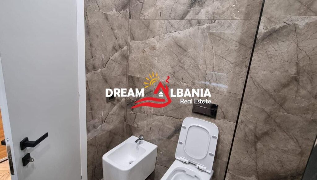 Spazio Commerciale/Clinica in Affitto nel Centro di Tirana, vicino a Kafe Flora (ID 42611091)