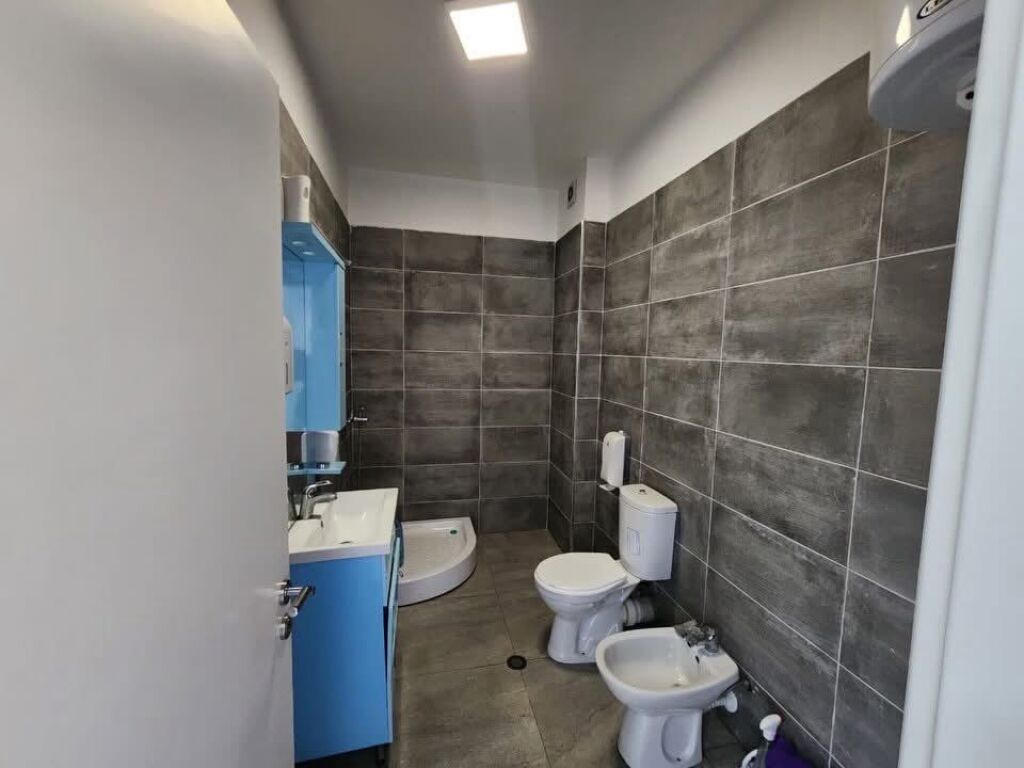 🏢 Jepet me qira ambient zyre tek 📍Stadiumi Dinamo💰 80.000 Lekë/muaj (neto)