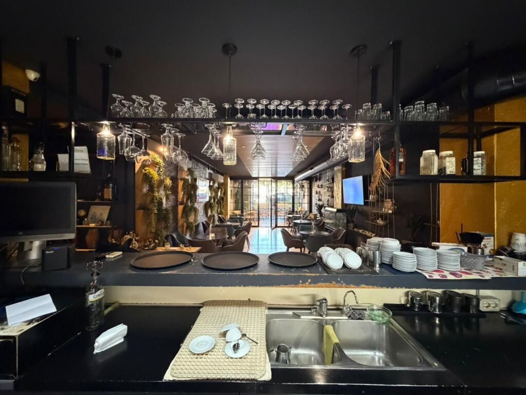 Bar Kafe per qira tek Pallati me Shigjeta.