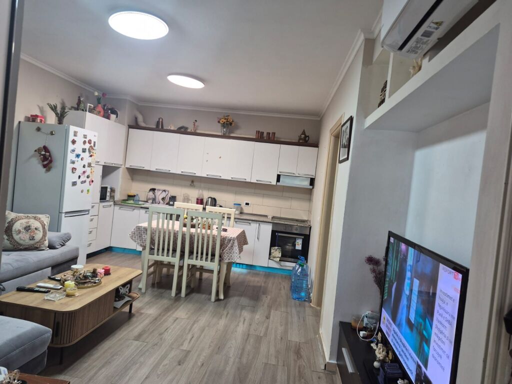 Apartament 1+1 per qira tek Pallatet Dilo ne Yzberisht.