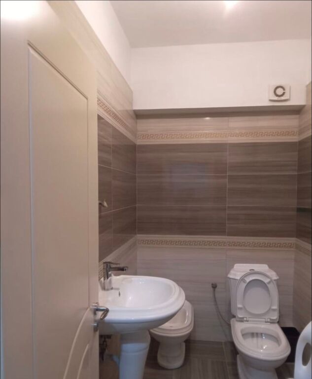 Astir prane Bar Artistit, jepet me qera apartament 2+1