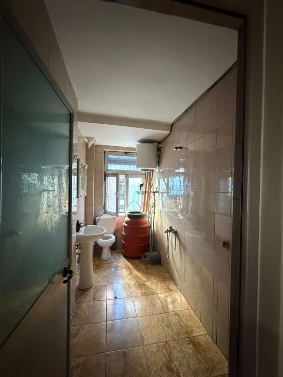 ZYRE ME QERA 70M2 RRUGA E KAVAJES 80.000 LEKE FH-79364