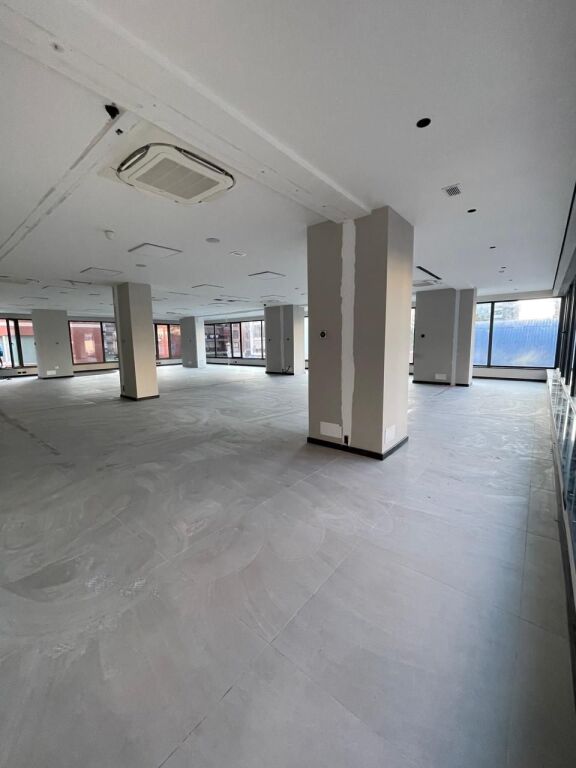 🏢 Spazio Commerciale in Affitto – Complesso Delijorgji