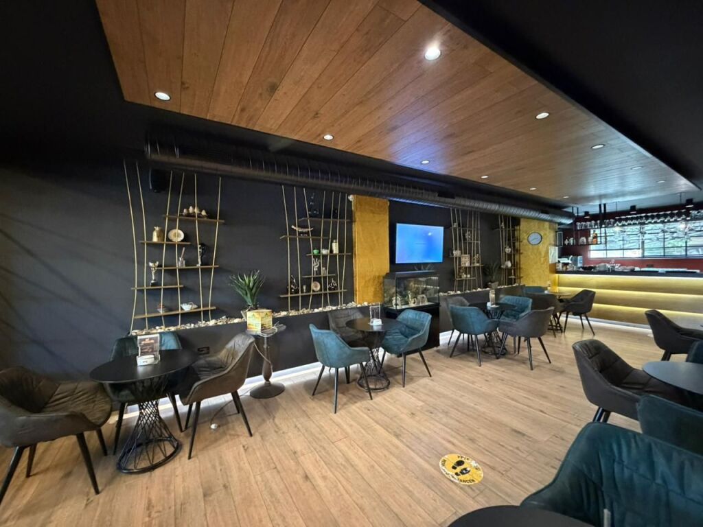Bar Kafe per qira tek Pallati me Shigjeta.