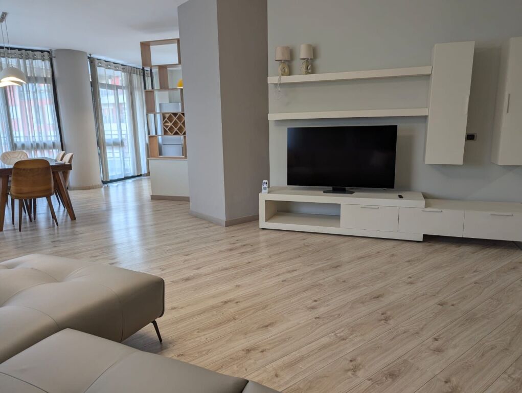 APARTAMENT 3+1+3 PLUS PARKIM ME QIRA PRANE NOBIS!
