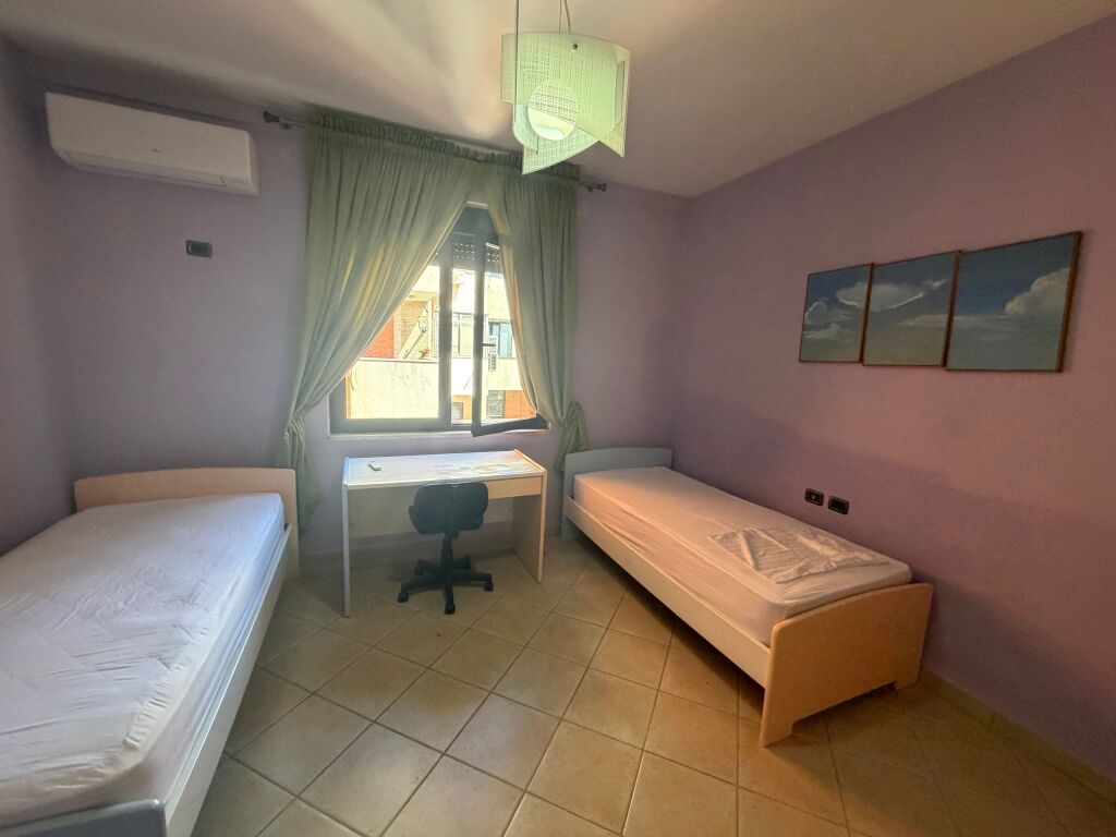 2+1,9 piani centro,1000 euro ,parcheggio 100 euro