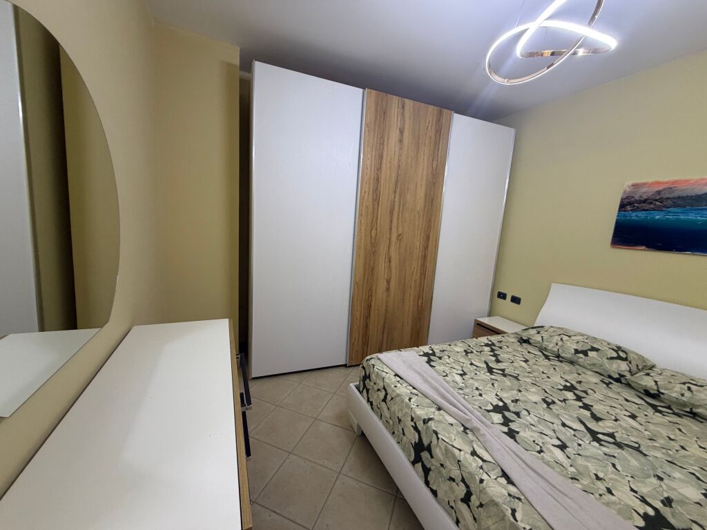 2+1,9 piani centro,1000 euro ,parcheggio 100 euro