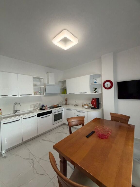 Jepet me Qira Apartament  3+1