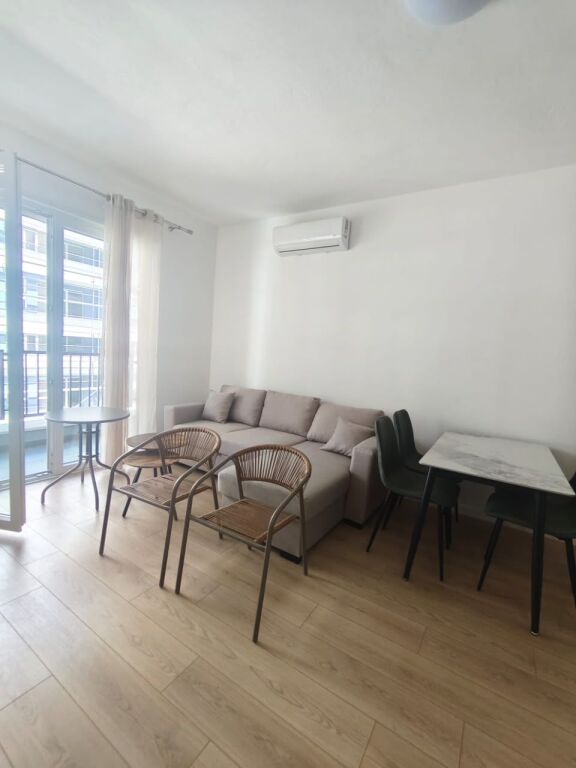 🏡 Appartamento 1+1 in affitto a 📍 Univers City💰 40.000 Lek/mese (senza posto auto) 🚗 45.000 Lek/mese (con posto auto)