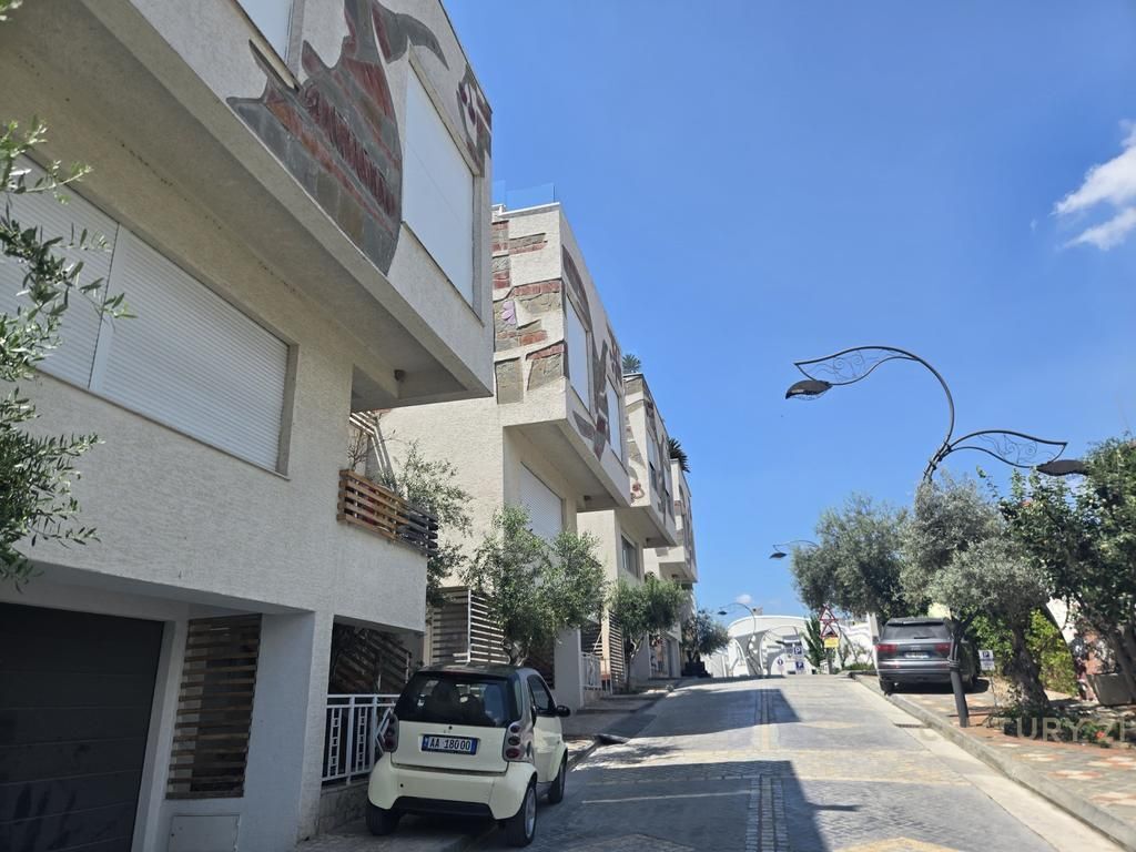 Villa con piscina in affitto a Kodra e Diellit 2.