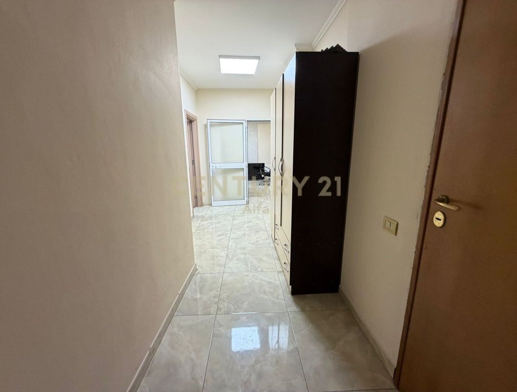 Ufficio Premium 210 m² con Veranda e Vista sul Lago Artificiale di Tirana – 5° Piano
