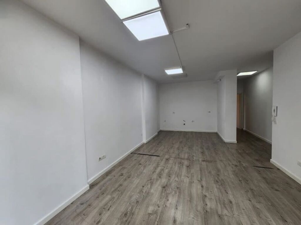 🏢 Jepet me qira ambient zyre tek 📍Stadiumi Dinamo💰 80.000 Lekë/muaj (neto)