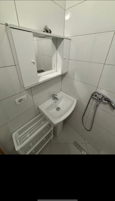 Appartamento 1+1 in affitto ad Ali Demi/ Via Hekuran Mara