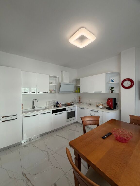 Jepet me Qira Apartament  3+1