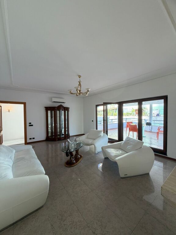 Jepet me Qira Apartament  3+1