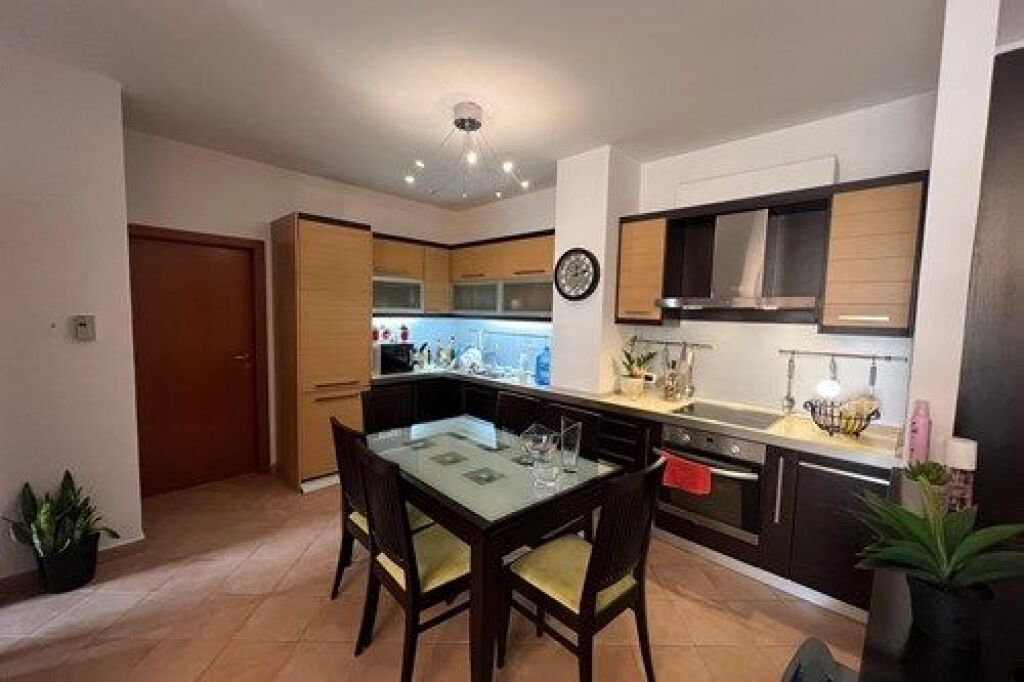 Apartment 2+1+2 for sale at Komuna se Parisit.