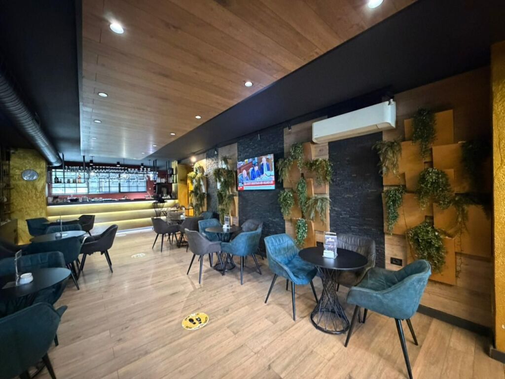 Bar Kafe per qira tek Pallati me Shigjeta.