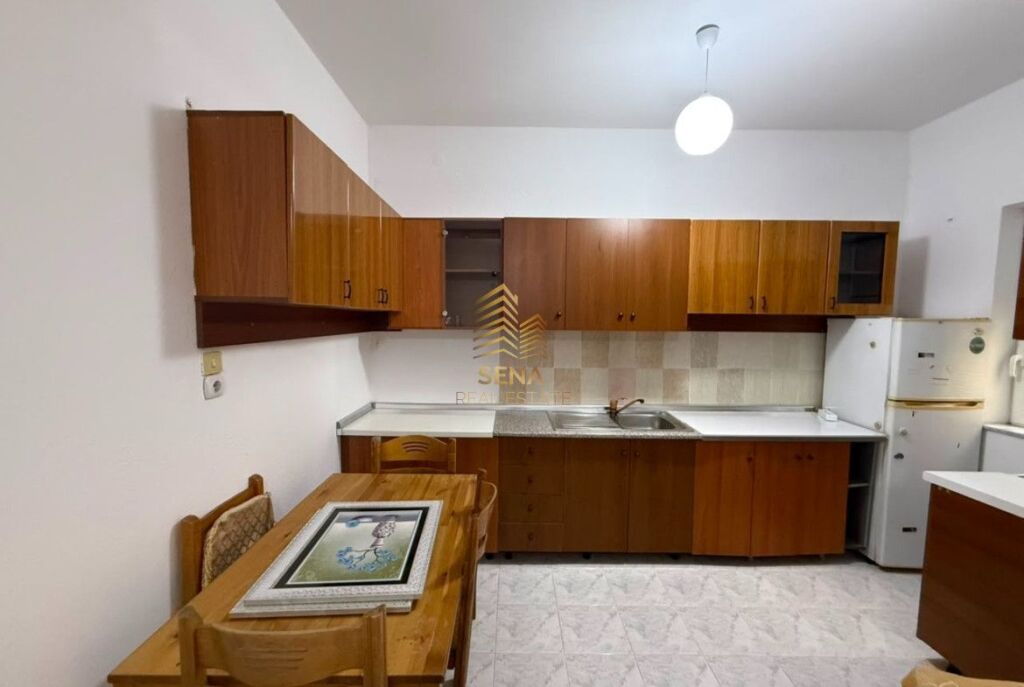 Qira, Hyrje Private, 2+1+blk+ Post Parkimi, Spital Amerikan 2, 50.000 Leke/muaj