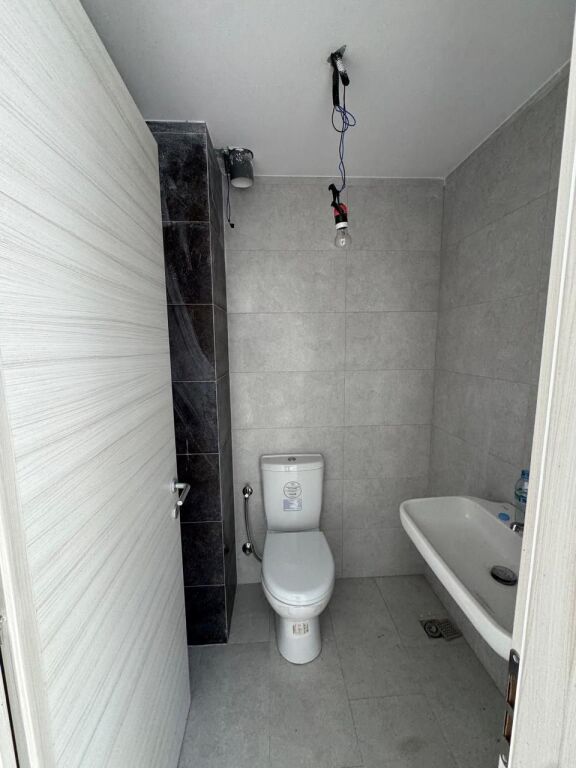 SHITET DYQAN SHKOLLA KUQE PAZARI I RI 27 M2