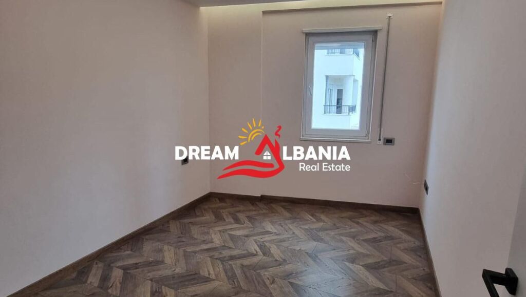 Spazio Commerciale/Clinica in Affitto nel Centro di Tirana, vicino a Kafe Flora (ID 42611091)