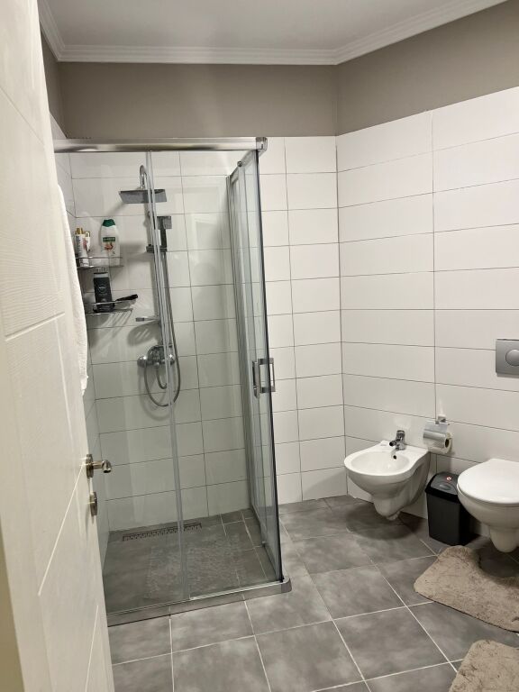 SHITET: 2+1 Me Verande 16m²📍Yzberisht (Perballe Grand Gallery) - 169,000€ - Sp.78m² - Pallat i Ri V.2025 me Hipotek - Orientim Jug - Plot Diell🌞