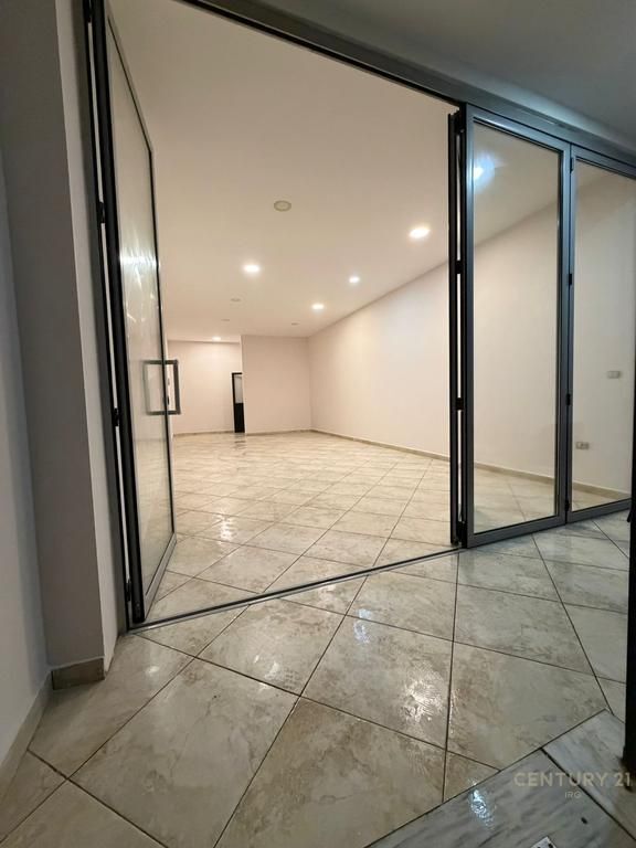 Locale in affitto in via Muhamet Gjollesha
